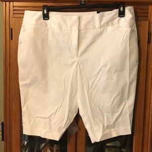 ❄️ White Dress Bermuda Shorts